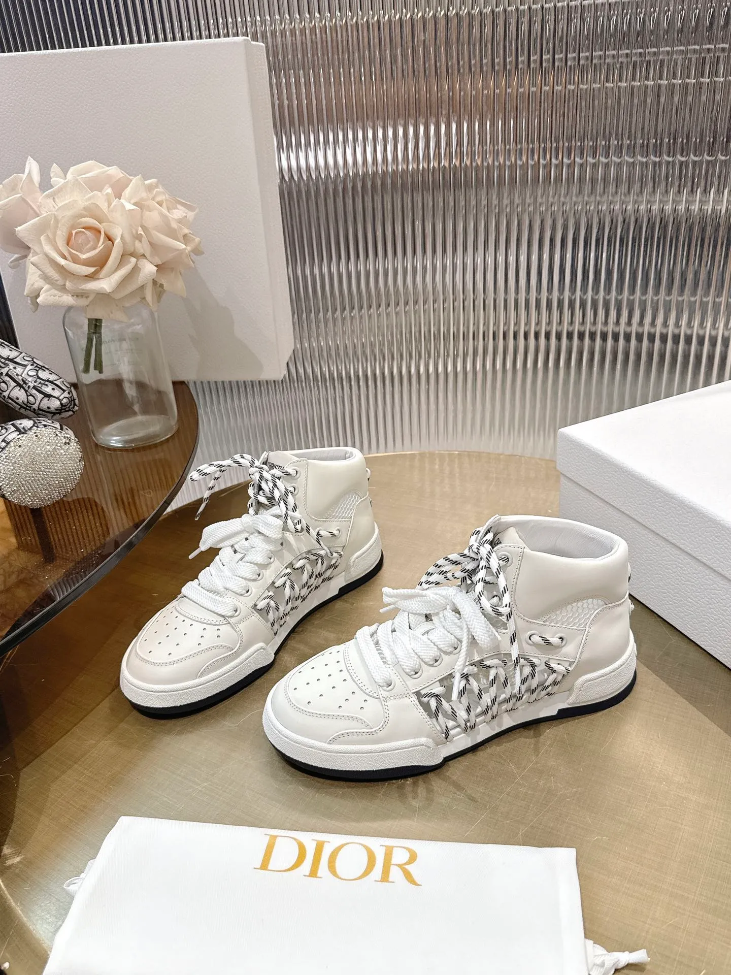 👟👟Ex-factory price 740👟👟 (Top version) Couple model Dior, C’est 25 new college style casual fashion high-top sneakers, showing eye-catching and fashionable style. Carefully crafted, the hollow design on the side of the upper is super fashionable, and the details also add a touch of elegance. The lightweight two-tone sole offers exceptional comfort and sporty style. Can add a stylish touch to any casual look. The tongue and sole are decorated with the Christian Paris logo, and the cowhide design is styled. Women's size 35-44